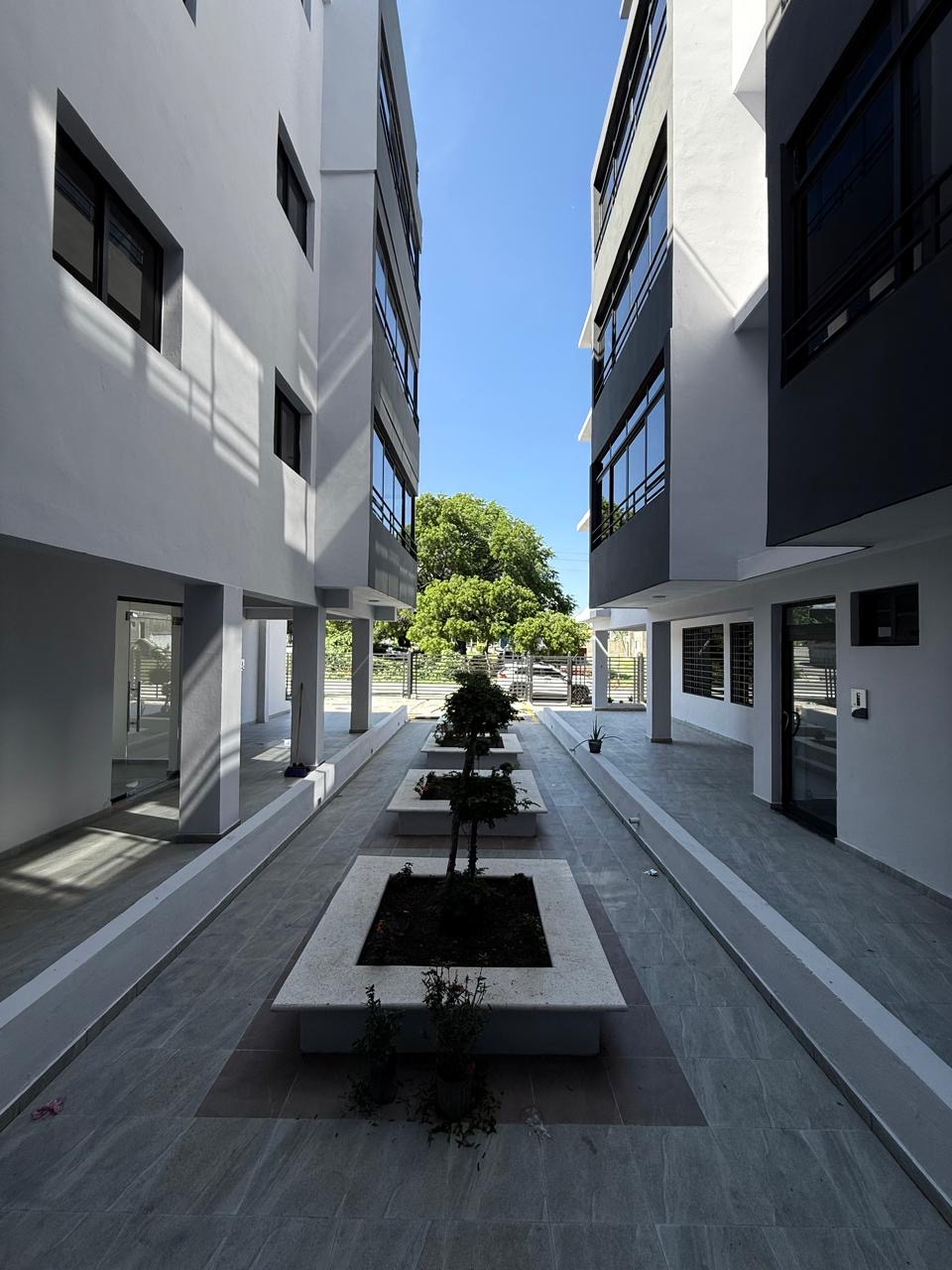 Entorno urbano y comercial de YEUMAR